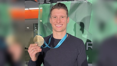 Weltmeister im Barren, Lukas Dauser, gratuliert den Münchner Wochenanzeigern. (Foto: hw)