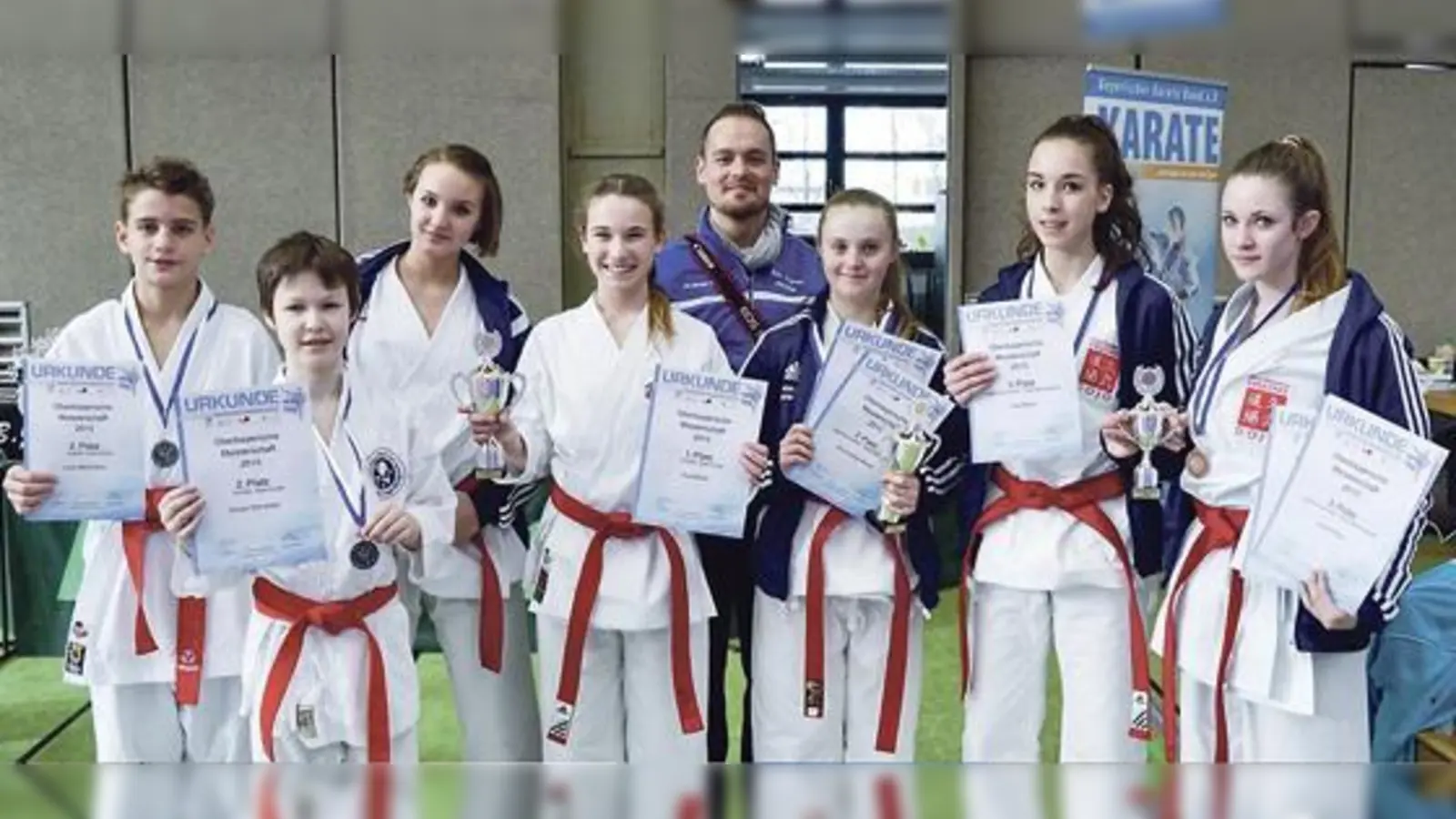 Loris Weinreich, Dorian Schreiber, Emma Janakova, Pia Söllner, Philip Takano Anna-Lena Worel, Lisa Meyer, Judith Marx (v. l.) holten gute Ergebnisse für die Karatekas aus Höhenkirchen.	 (Foto: VA)