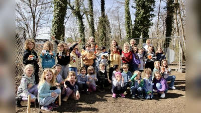 Sträucher pflanzen, Insektenhotels bauen, kochen, backen, Internetführerschein bestehen - die Kinder der Grundschule Stockdorf beschätigten sich eine Woche lang mit Alltagskompetenzen. Schulleiterin Babett Bauer, Lehrerin Christine Frank, Gemeindemitarbeiterin Michaela Thiel und Bauhofleiter Johannes Roth (hinten von rechts) mit Erst-, Zweit- und Drittklässlern.<br> (Foto: us)