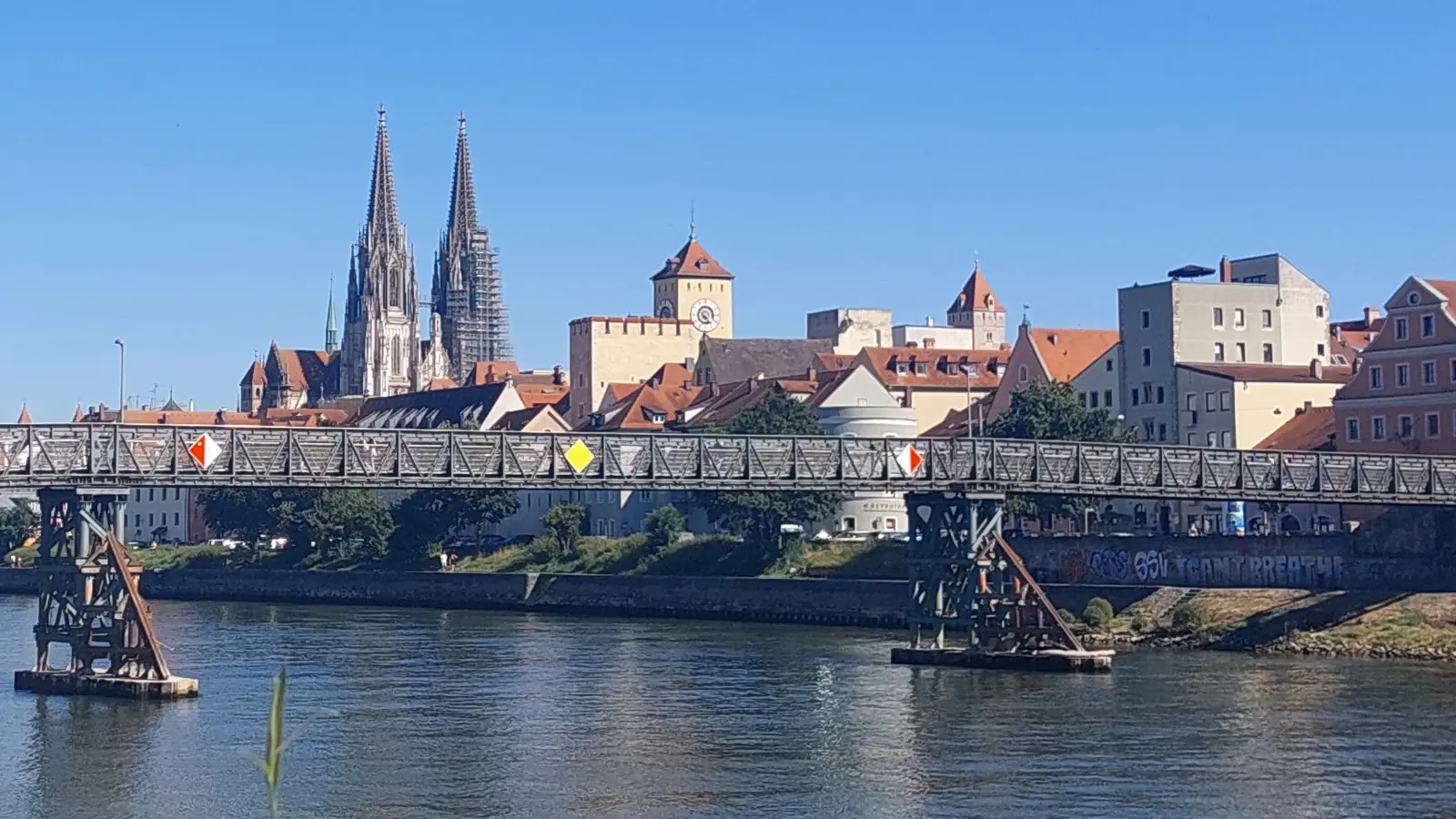 Die Altstadt von Regensburg mit dem Dom kann auf eigene Faust erkundet werden. (Foto: bas)