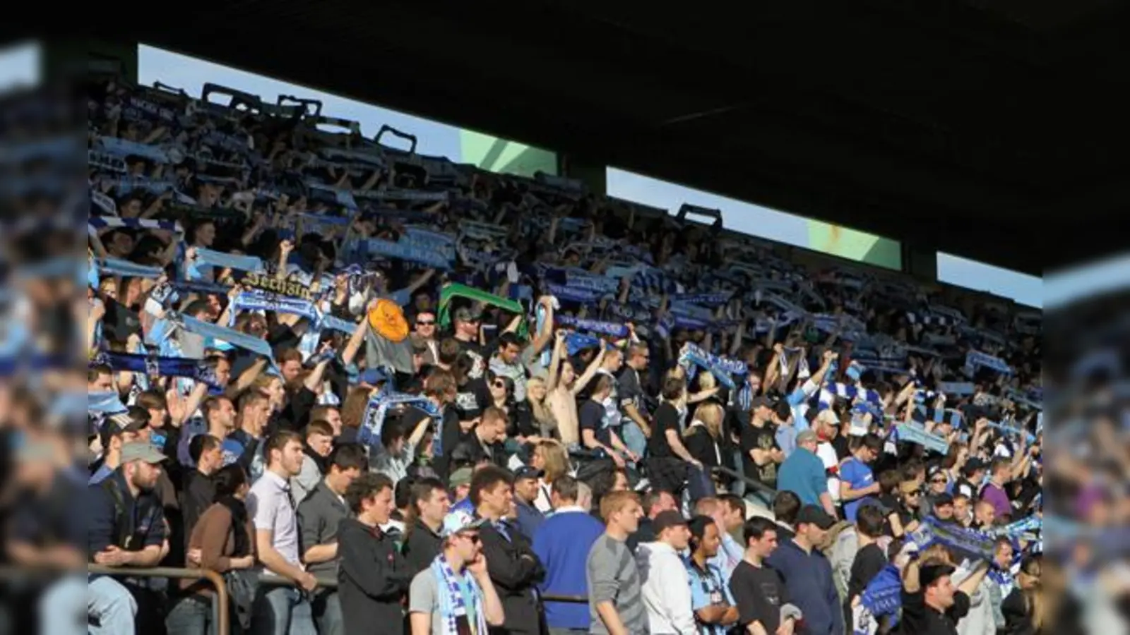 Großer Zuschauerzuspruch beim Amateure-Derby.  (Foto: A. Wild)