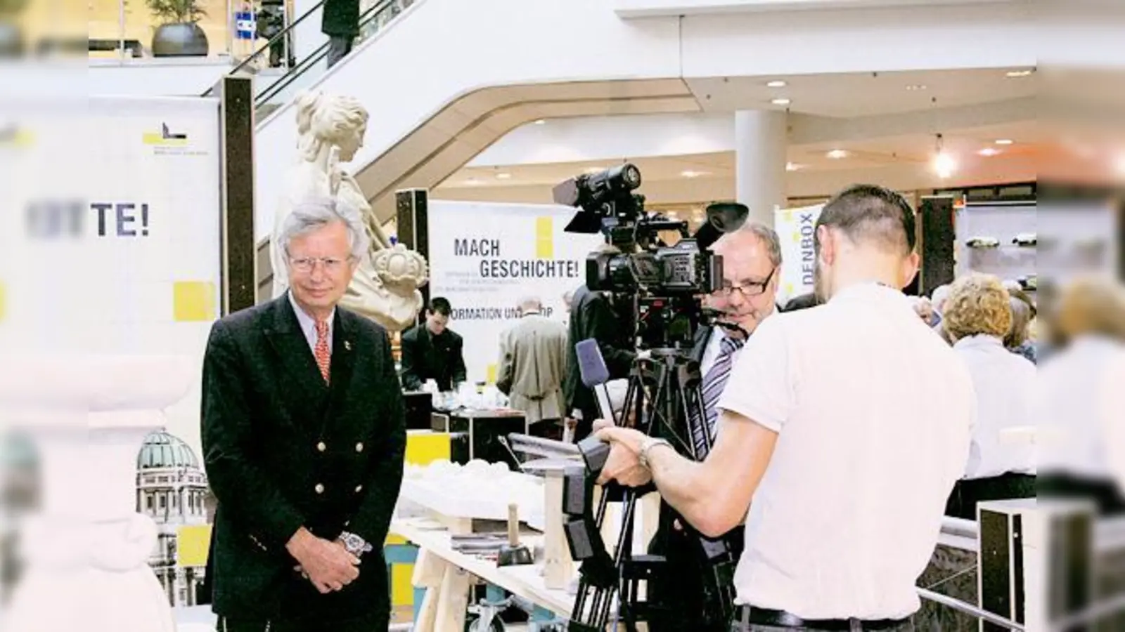 Foto: Sendeleiter Hans Dietz (Mitte) beäugt die Aufstellung der Kamera für ein Interview mit dem Vorsitzenden des ­»Fördervereins Wiederaufbau Berliner Schloss«, Wilhelm v. Boddien.