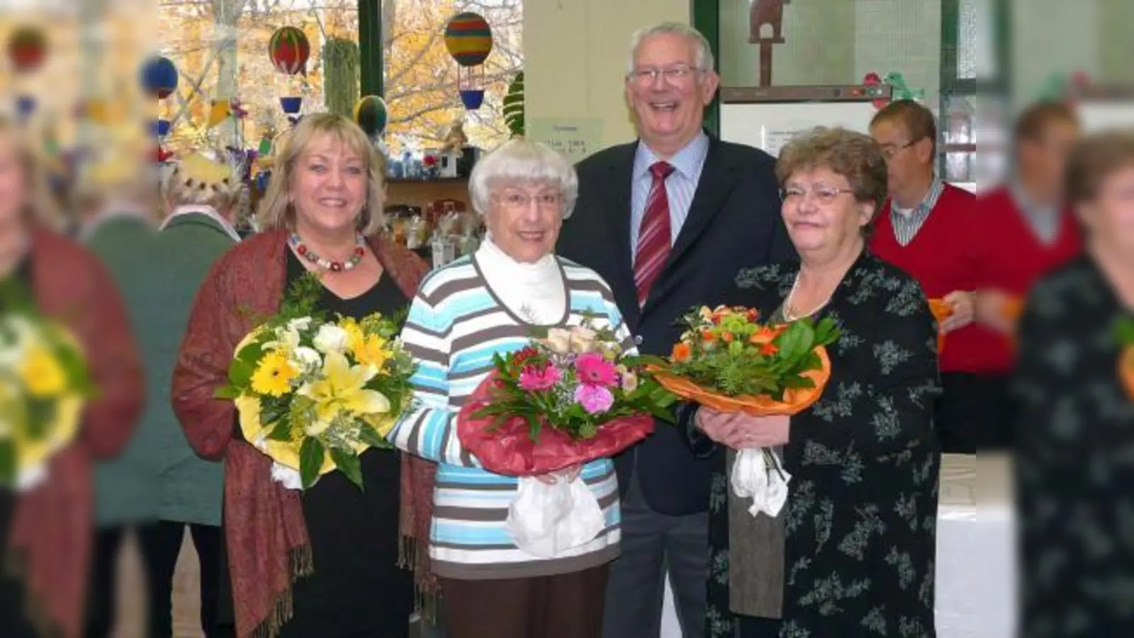 Sozialdienst-Vorsitzender Hans-Joachim Lutz bedankte sich bei Basar-Initiatorin Hannelore von Schiller (M.) sowie bei den derzeitigen Gruppenleiterinnen Renate Koophamel (l.) und Brigitte Haderlein. (Foto: Vera Greif)