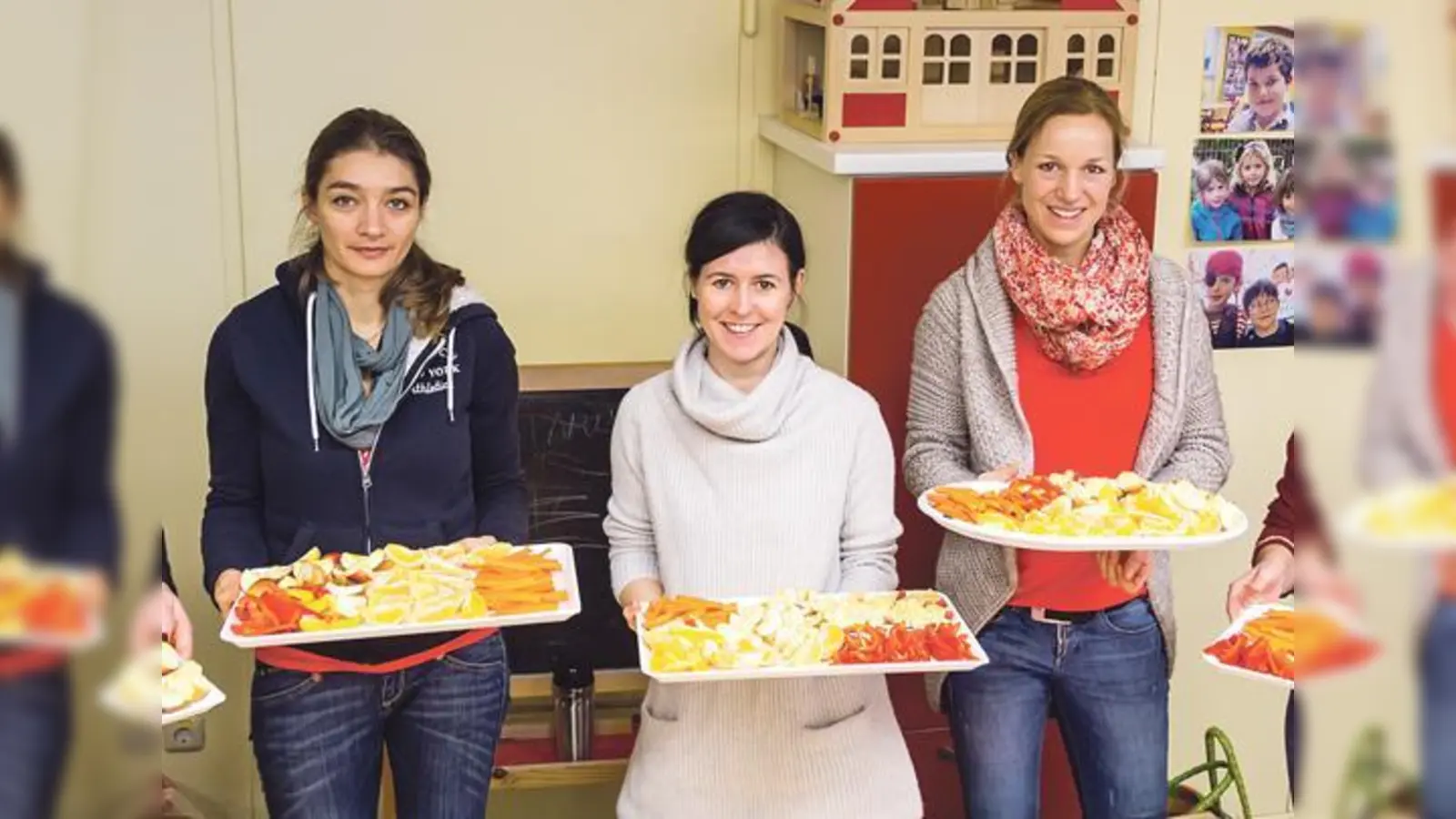Helene Fuchs, Michaela Möller und Meike Schäffler	 (v. li.) mit den gesunden Leckereien.	 (Foto: Sabine Hofmann)