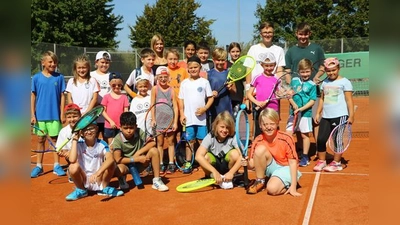 Stolze Sieger: Die Vereinsmeister der Hallbergmooser Tennis-Jugend.  (Foto: Verein)