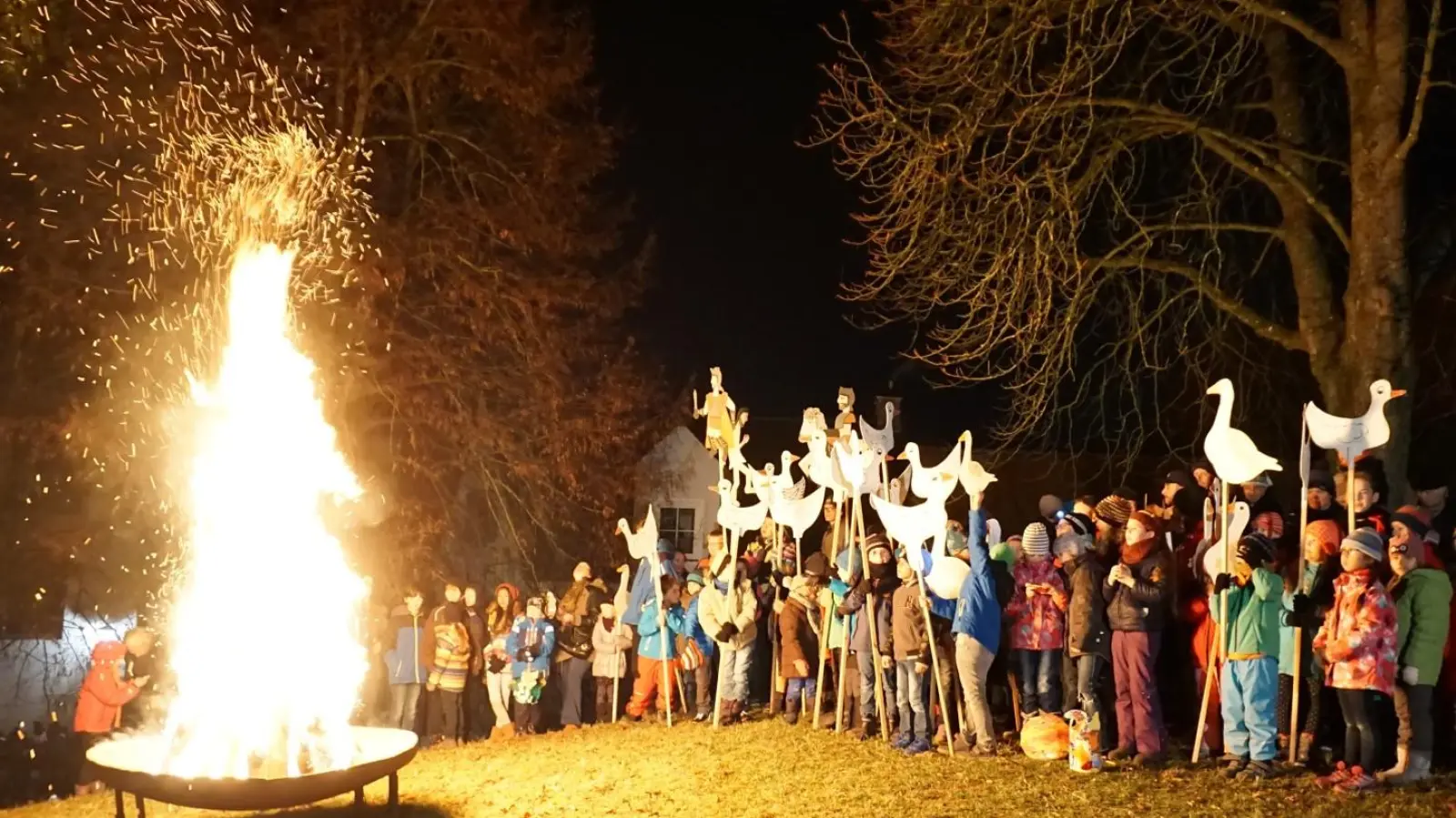 Traditionell werden am Lagerfeuer die Martinsgänse verteilt. (Foto: Jarczyk/Holzmann )