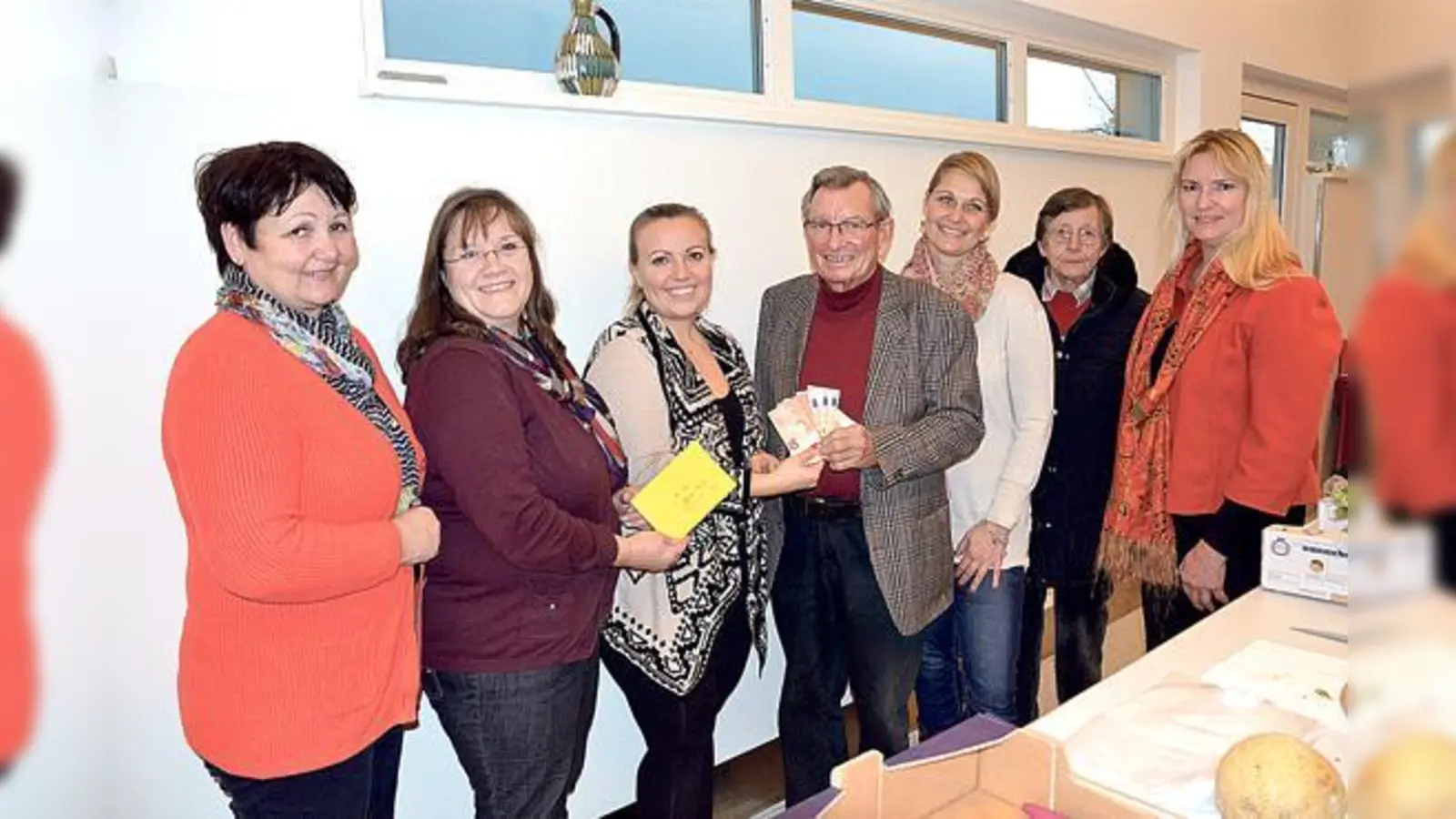 Anna Neuner (Leiterin Kindergarten Ottendichl und Verena Ciraci (Vorsitzende Elternbeirat) übereichen Jürgen Partenheimer (Haarer Tisch) die Spende.	 (Foto: G. Haar)