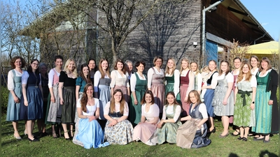 Die Absolventinnen der Hauswirtschaftsschule mit Lehrkräften und Ehrengästen. (Foto: Hauswirtschaftsschule Fürstenfeldbruck )