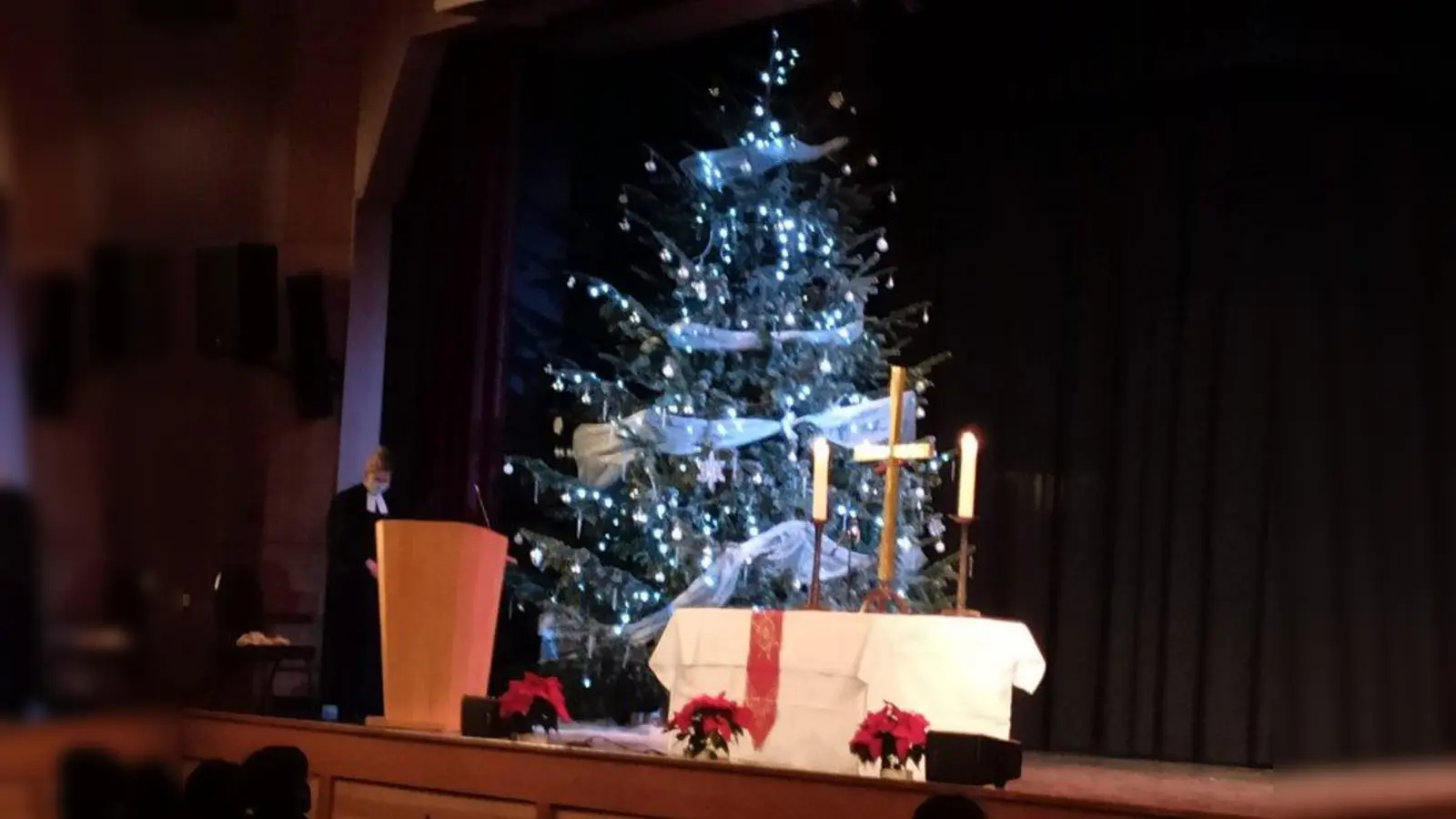 Der Bürgerhaussaal war für den Gottesdienst festlich geschmückt. (Foto: Korneliuskirche)
