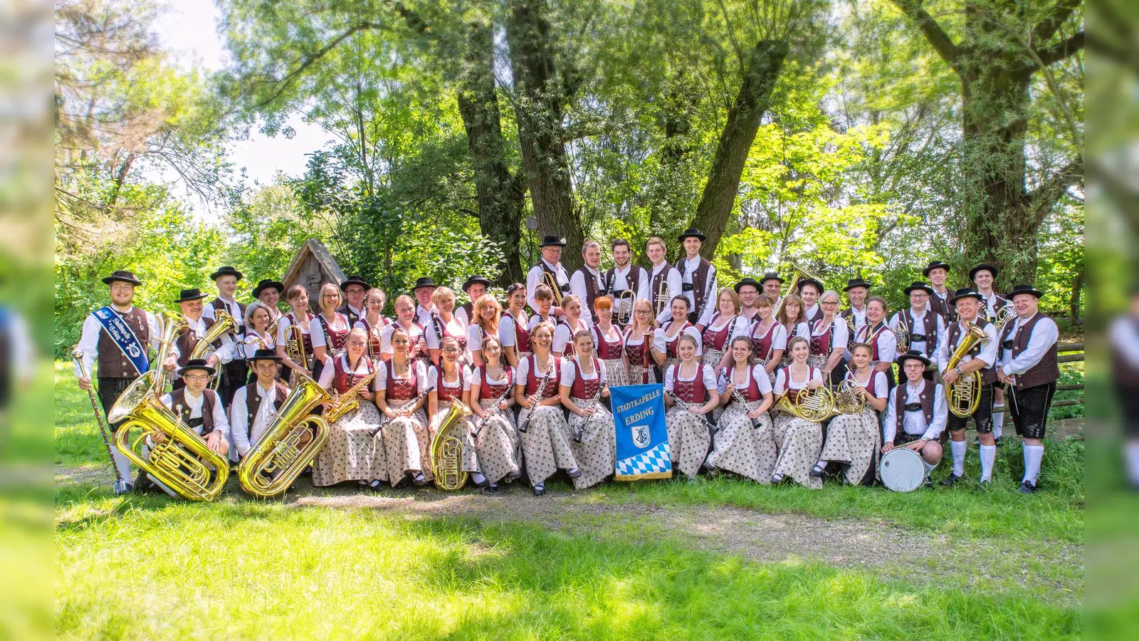 Mit 60 Musikern ist die Stadtkapelle Erding ein richtig großes Orchester, das sich hören aber auch sehen lassen kann. So auch beim Pfarrfest am Sonntag. (Foto: Stadtkapelle Erding)