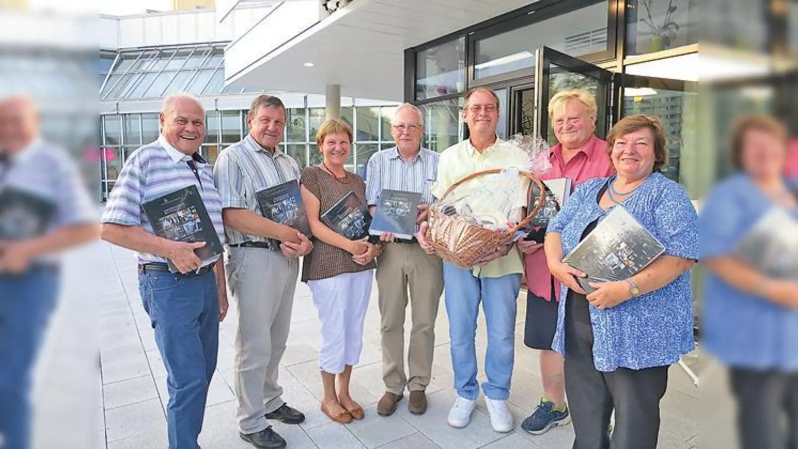 Voller Stolz überreicht der erste Vorstand der »Badersfelder«, Robert Biebl (Dritter von rechts), einen Geschenkkorb an den Autor Hans-Jürgen Treffer (Vierter von rechts).	   (Foto: Verein)