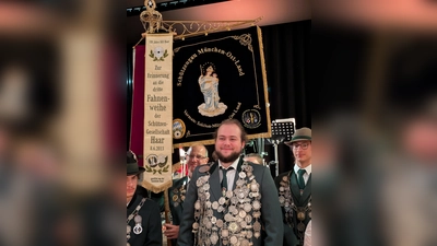 Der Träger der Gaustandarte Thomas Göbl und der frisch gekürte Gauschützenkönig Carlo Wendelberger beim Gauschützenball. (Foto: Schokolinski)