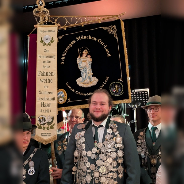 Der Träger der Gaustandarte Thomas Göbl und der frisch gekürte Gauschützenkönig Carlo Wendelberger beim Gauschützenball. (Foto: Schokolinski)