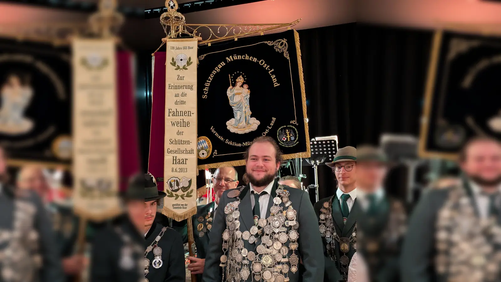 Der Träger der Gaustandarte Thomas Göbl und der frisch gekürte Gauschützenkönig Carlo Wendelberger beim Gauschützenball. (Foto: Schokolinski)