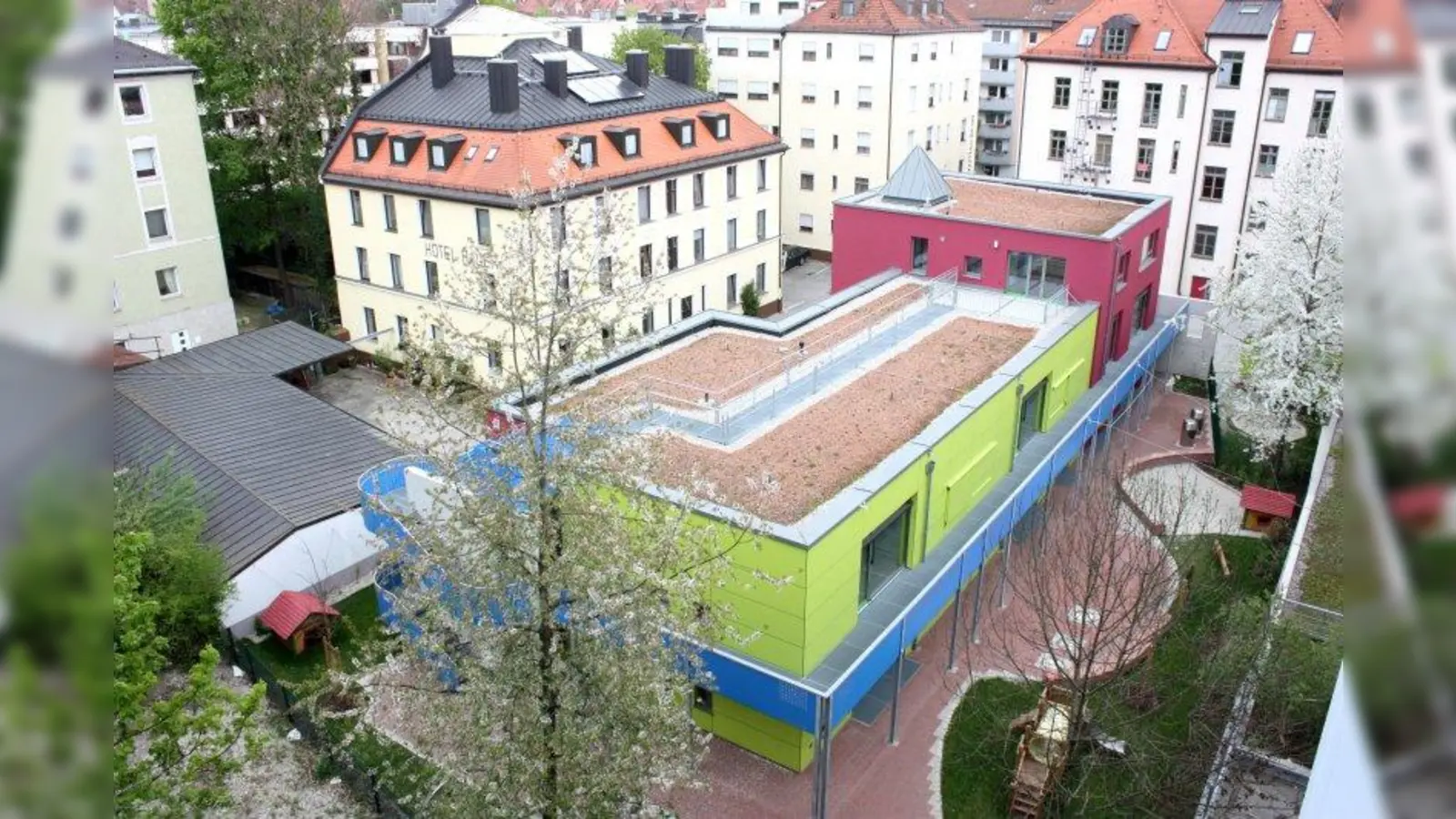 Die bunte SkF-Krippe wird im Mai eingeweiht; der geplante Weg soll unmittelbar an ihrem Gartenzaun vorbeiführen. Das Clearinghaus wird am Hang (linker Bildrand) entstehen. (Foto: job)