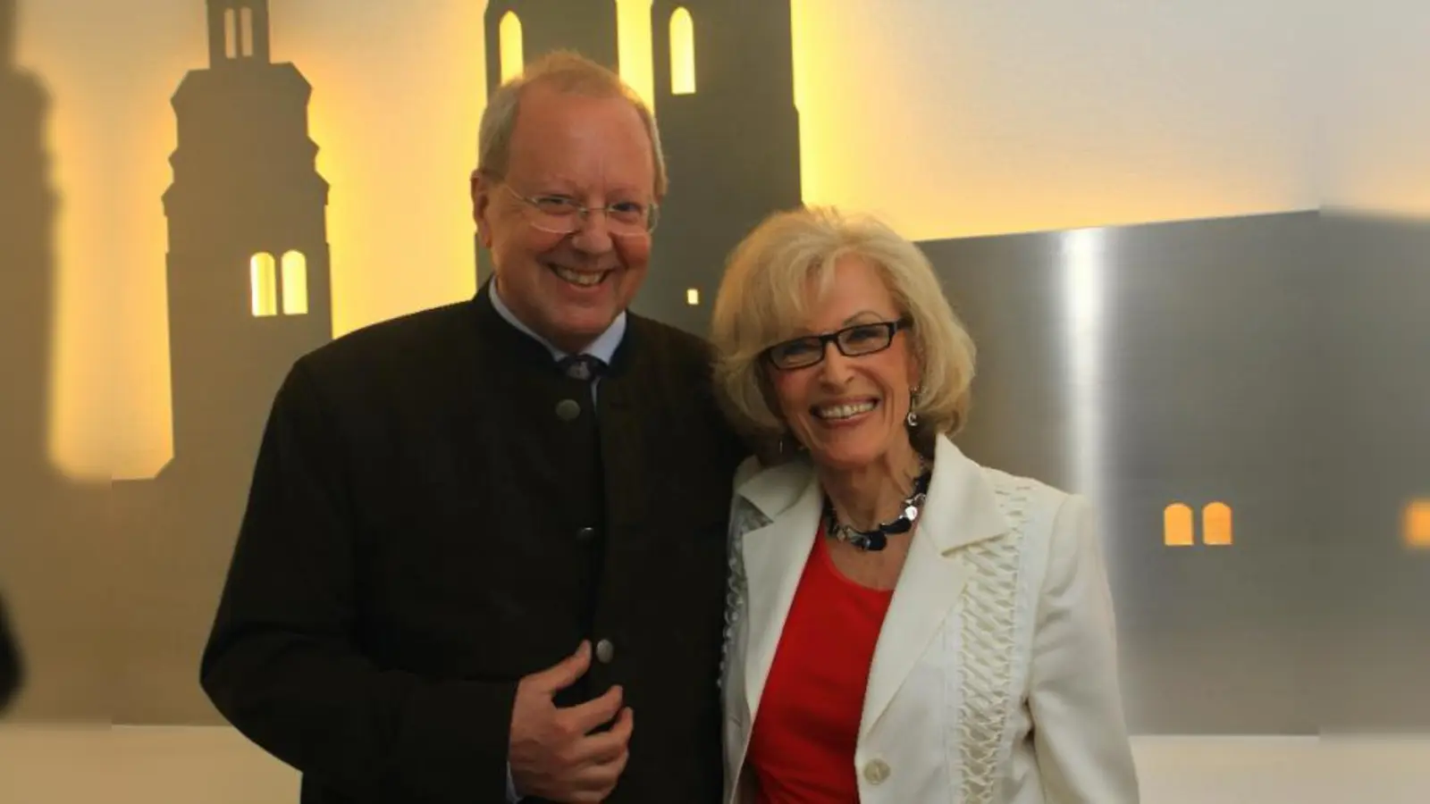 Eduard Brand hieß die „Schwedin mit der goldenen Stimme”, Malerin und Graphikerin Bibi Johns in seinen Praxisräumen willkommen. (Foto: US)