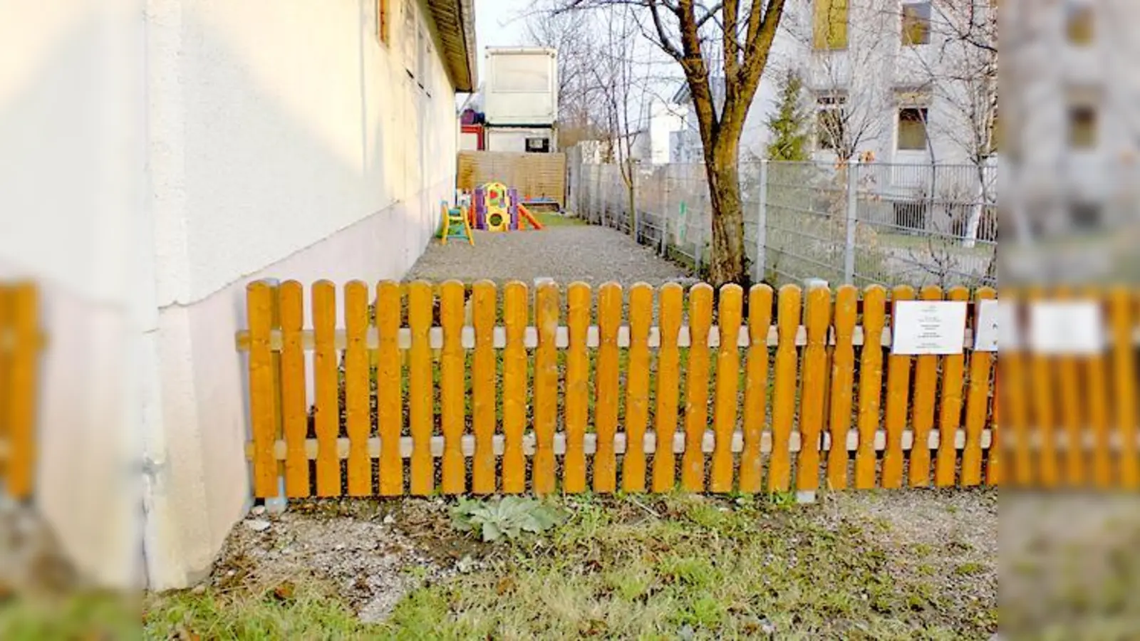 Der wenig einladende Mini-Garten der Elterninitiative grenzt an ein Männerwohnheim.  (Foto: VA)