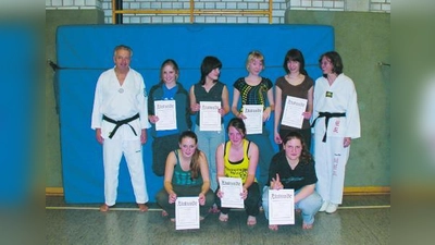 Zum Abschluss des Taekwondo-Kurses gab es für die Teilnehmerinnen eine Urkunde. (Foto: pi)