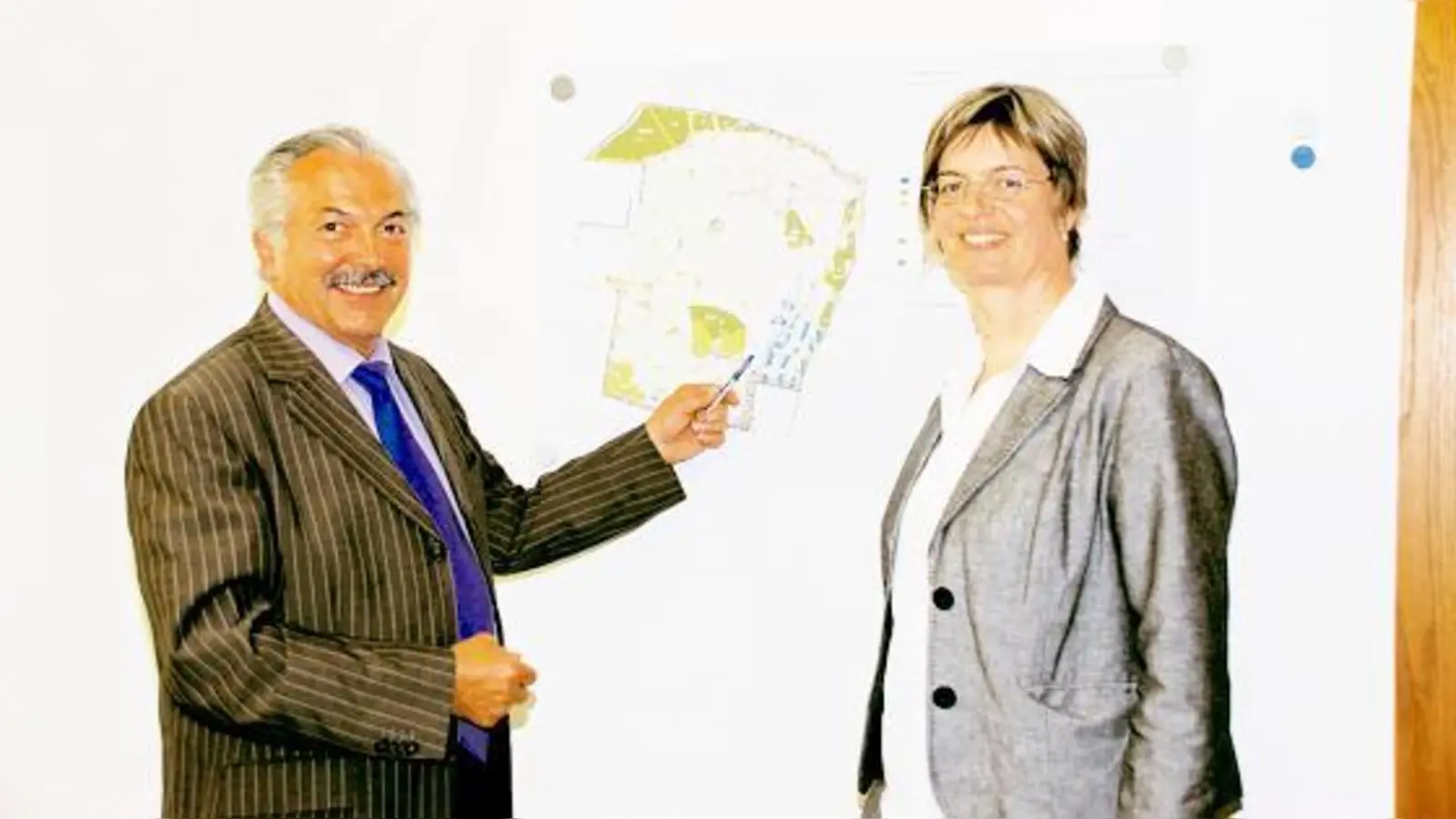 Rolf Zeitler und Christine Joas stellten auf der Mitgliederversammlung des Heideflächenvereins die Konzepte für die Zukunft der Fröttmaninger Heide vor.	 (Foto: sh)