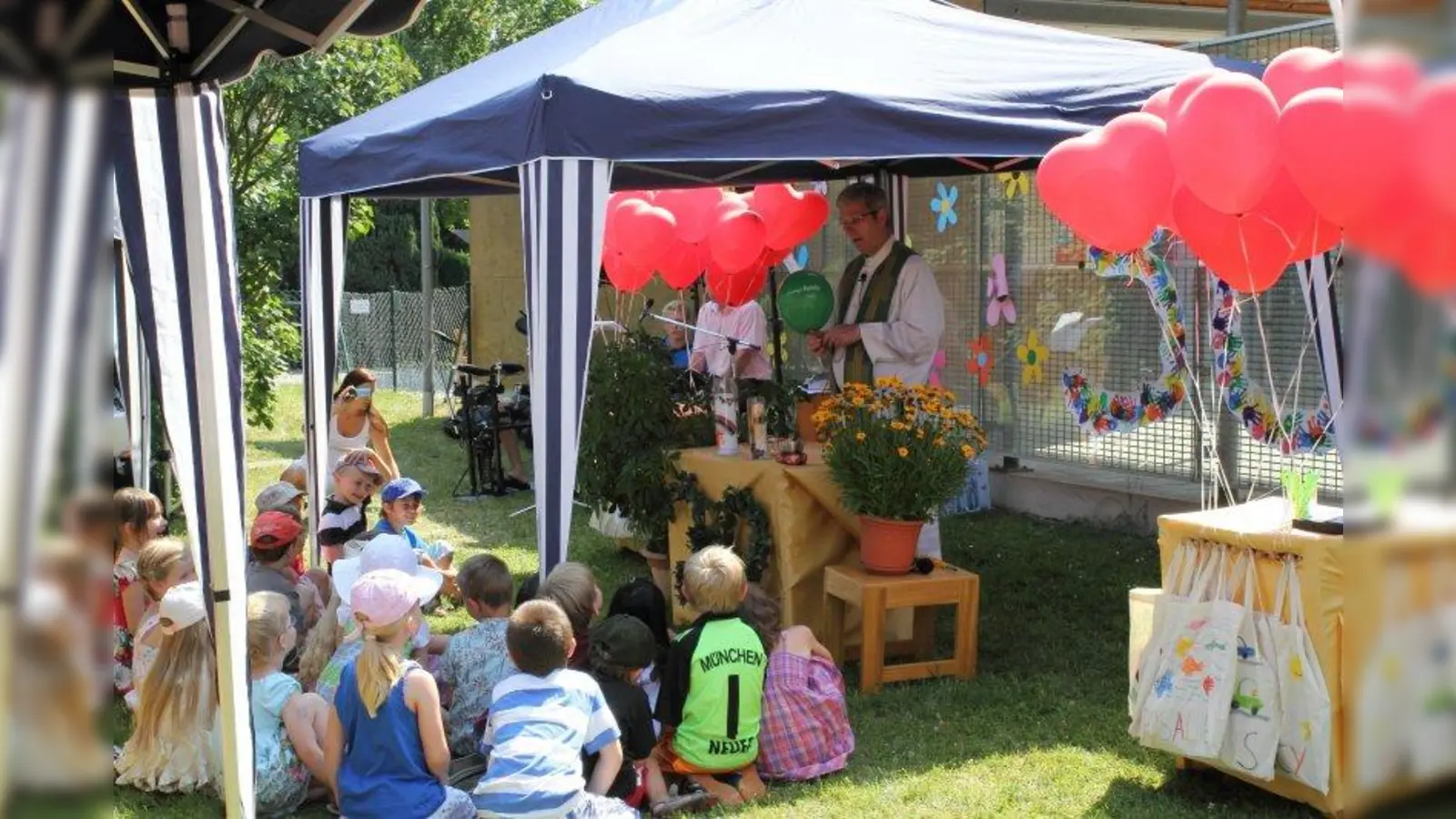 Pfarrer Martin Joseph gestaltete im Rahmen der 30-Jahr-Feier des Kindergartens einen Gottesdienst unter freiem Himmel. (Foto: pi)