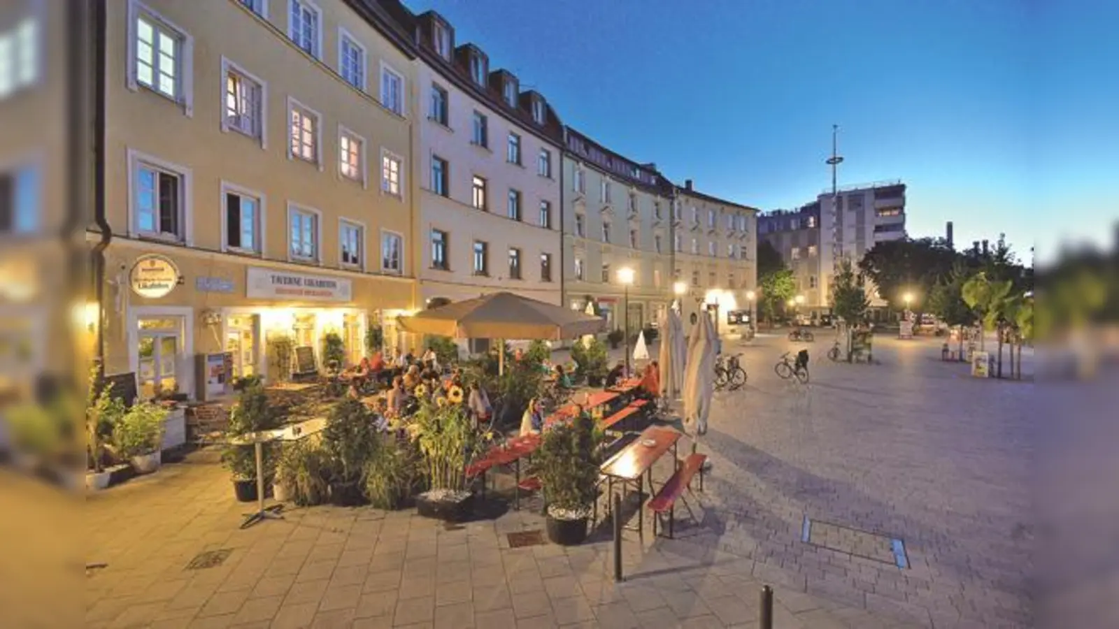 Seit seiner Umgestaltung lädt der Hans-Mielich-Platz zum Verweilen und miteinander kommunizieren ein. 	 (Foto: Landschaftsarchitekten BDLA)