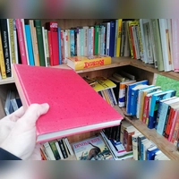 Das Buch der längst überholten „Wunderdinge” im Bücherschrank Neuperlach. (Foto: job)