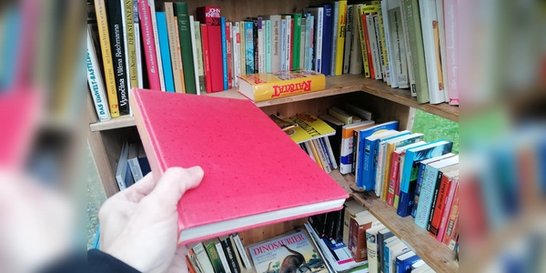 Das Buch der längst überholten „Wunderdinge” im Bücherschrank Neuperlach. (Foto: job)
