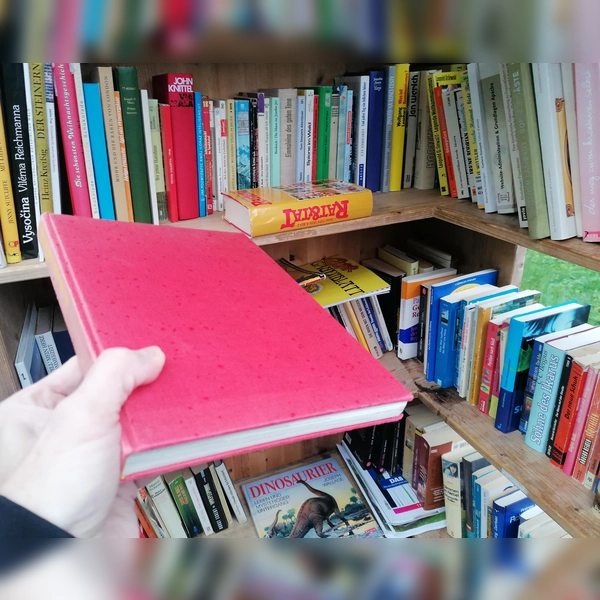 Das Buch der längst überholten „Wunderdinge” im Bücherschrank Neuperlach. (Foto: job)
