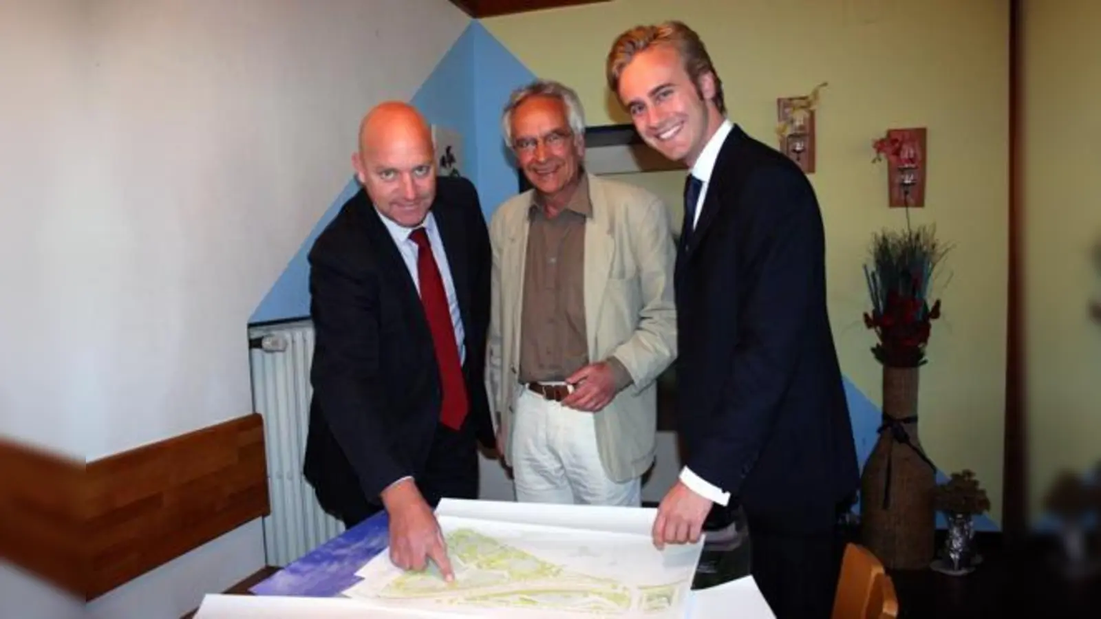 Bei der Sitzung des Planungsausschusses zeigen Sven Renz (l.) und Kai Fischer (r.) von der Bayern Projekt GmbH, dem Unterausschuss-Vorsitzenden Frank Otto (SPD) Pläne zum Vogelweideplatz.	 (Foto: ko)