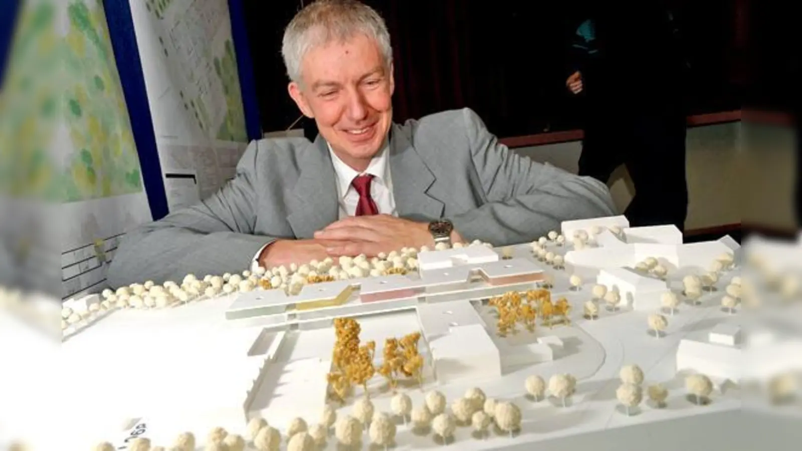 Schulleiter Achim Lebert blickt sehr zufrieden auf das Siegermodell für das  Ottobrunner Gymnasium.	 (Foto: Claus Schunk)