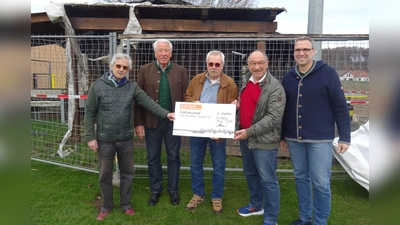 Unbürokratische Unterstützung: v.l. Wulf Wurzbacher (2. Vorstand TSV Perchting-Hadorf), Gustav Huber (Geschäftsführer Bürgerstiftung), Michael Rothdauscher (1. Vorstand TSV Perchting-Hadorf), Karl Roth (Kuratorium Bürgerstiftung) und Michael Kuch (Abt.-Leiter Fussball).. (Foto: Bürgerstiftung)
