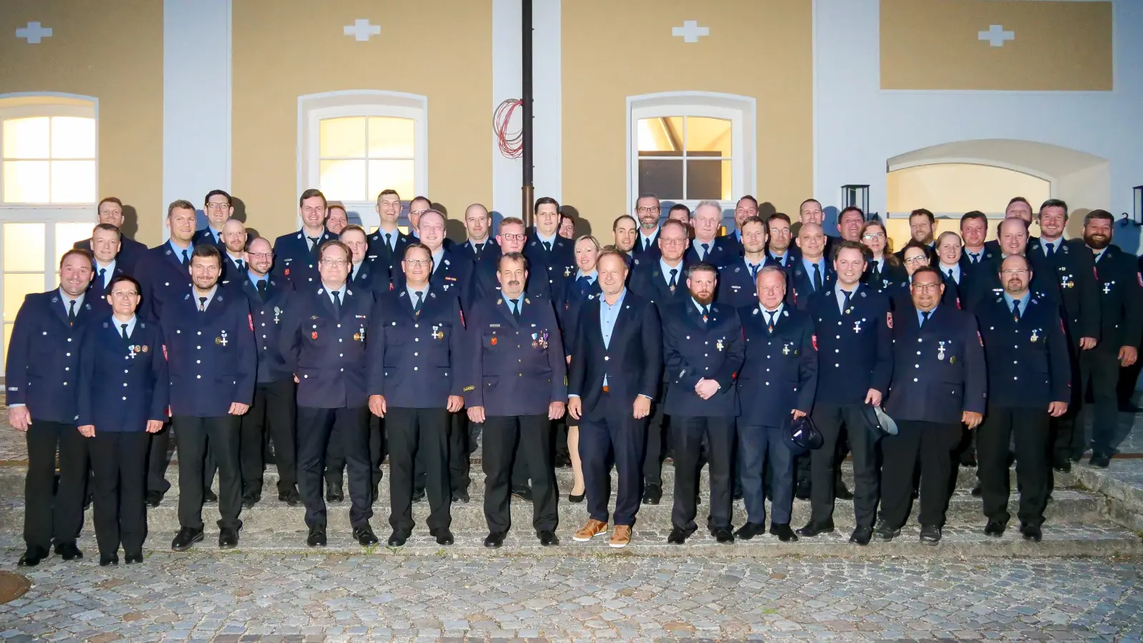 Landrat Robert Niedergesäß mit den Geehrten für 25 Jahre Zugehörigkeit bei der Freiwilligen Feuerwehr. (Foto: Landratsamt Ebersberg)