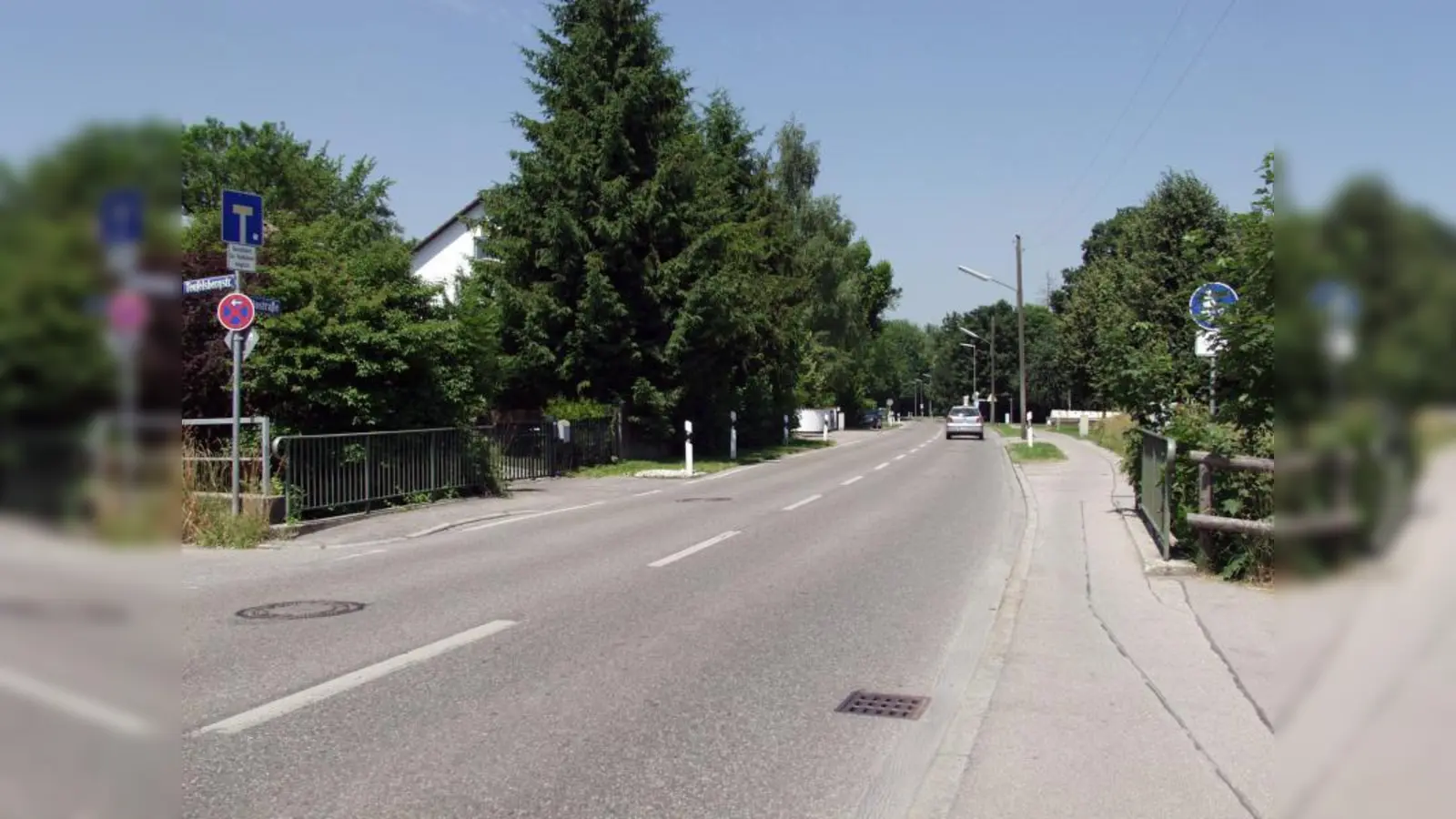 Radfahrer, die von der Grabenfleckstraße Richtung Aubing unterwegs sind, müssen an der schmalen Brücke auf die Straße wechseln – ein Antrag bei der Bürgerversammlung fordert nun eine Regelung wie in der Limesunterführung. (Foto: Eva Schraft)