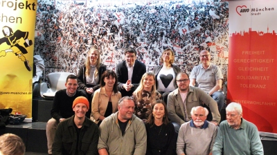 Team des Fanprojekts München mit Florian von Brunn (Vorsitzender AWO München-Stadt), Julia Sterzer (Geschäftsführerin AWO München-Stadt), Jutta Hindelang (Referatsleitung Jugendhilfe AWO München-Stadt), Jürgen Salzhuber (EhrenvorsitzenderAWO München-Stadt), ehemaligem Leiter sowie ehemaliger Mitarbeiterin des Fanprojekts München.  (Foto: AWO München-Stadt   )