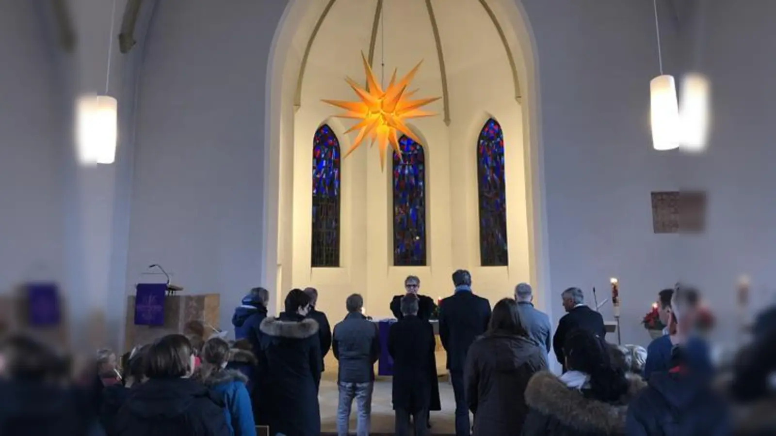 Gottesdienst am 1. Advent mit dem Herrnhuter Stern in der St.-Paulus-Kirche.  (Foto: oh)