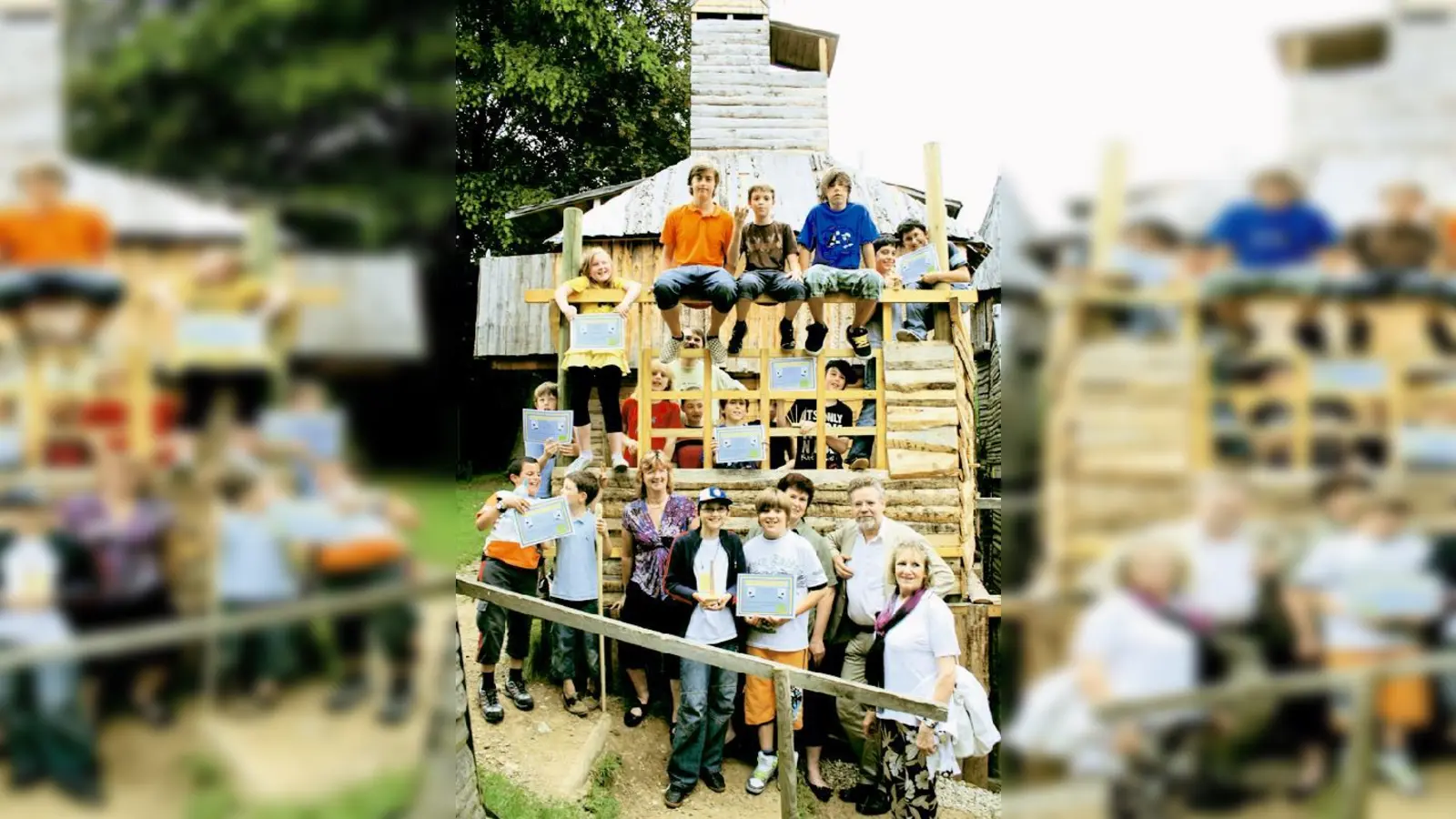 Die Gewinner mit Organisator Gerhard Glaser, Ehrenmitglied Rita Eichholz und Jurymitglieder Marina Achhammer, Astrid Schweizer und Kurt Damaschke am Siegerhaus.  (Foto: Hirt)