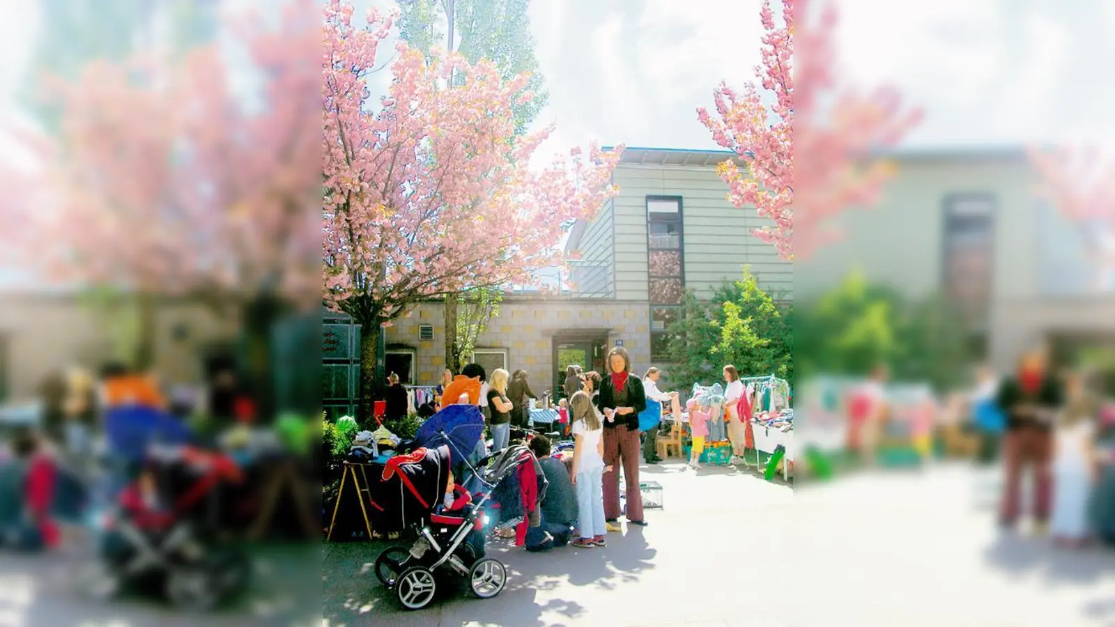Unter blühenden Kirschbäumen findet der Flohmarkt statt.	 (Foto: VA)