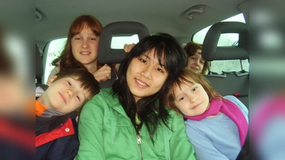 Austauschschülerin mit ihren Gastgeschwistern: Jugendliche aus aller Welt möchten München entdecken. (Foto: YFU)