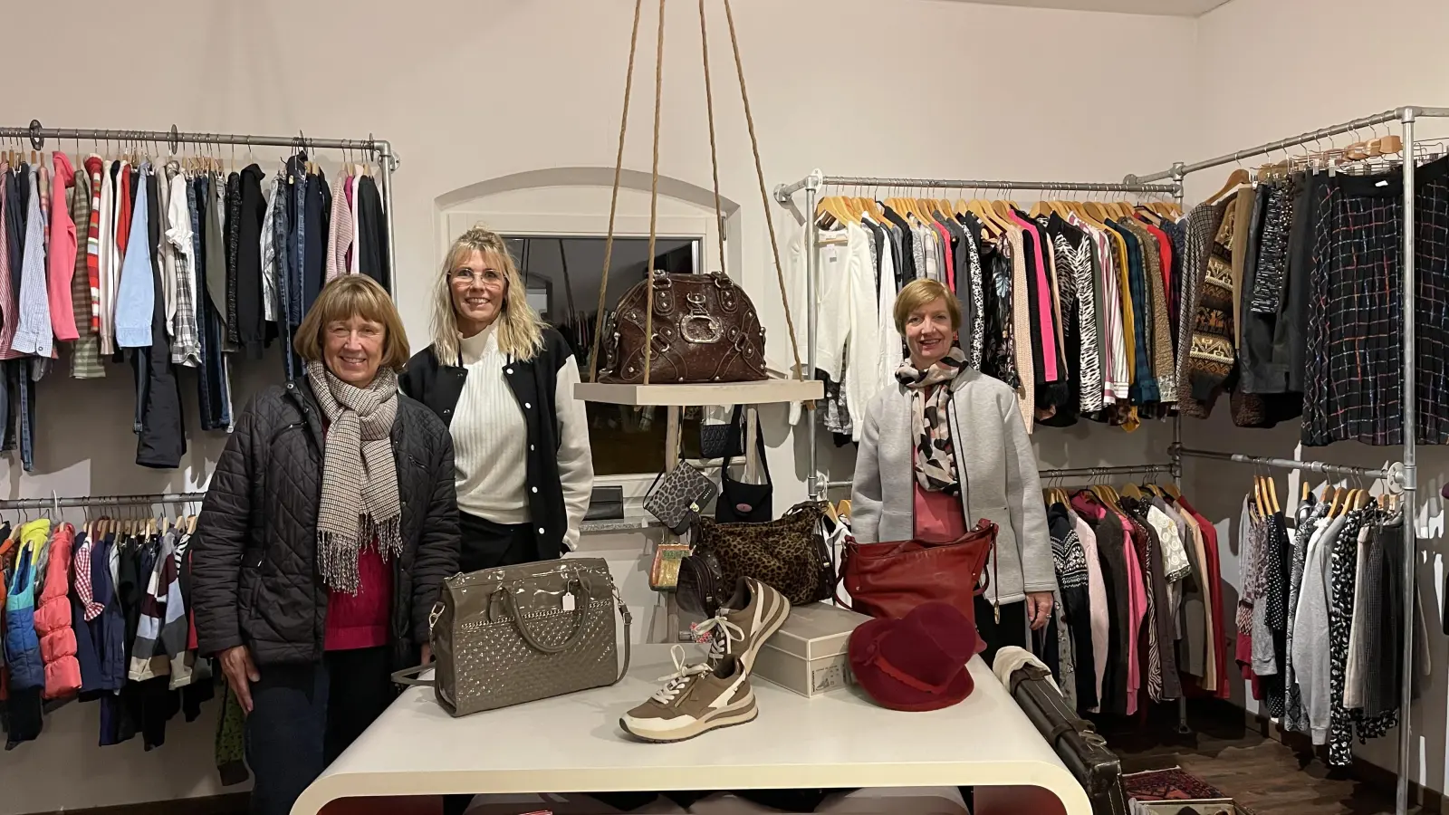 Organisatorin Chris Welz (2. v.l.) mit den ehrenamtlichen Mitarbeiterinnen Edith Dietl (l.) und Elke Kandelbinder (r.) im liebevoll dekorierten Allerlei. (Foto: hw)