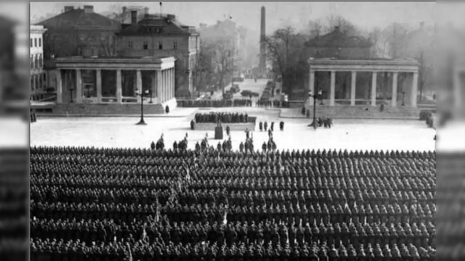 Zentrale der Macht, das Areal rund um den Königsplatz. Wo einst das Braune Haus, die Parteizentrale der NSDAP, stand (rot markiert) soll das NS-Dokumentationszentrum entstehen.  (Foto: Das NS-Dokumentationszentrum, Kulturreferat 2007)