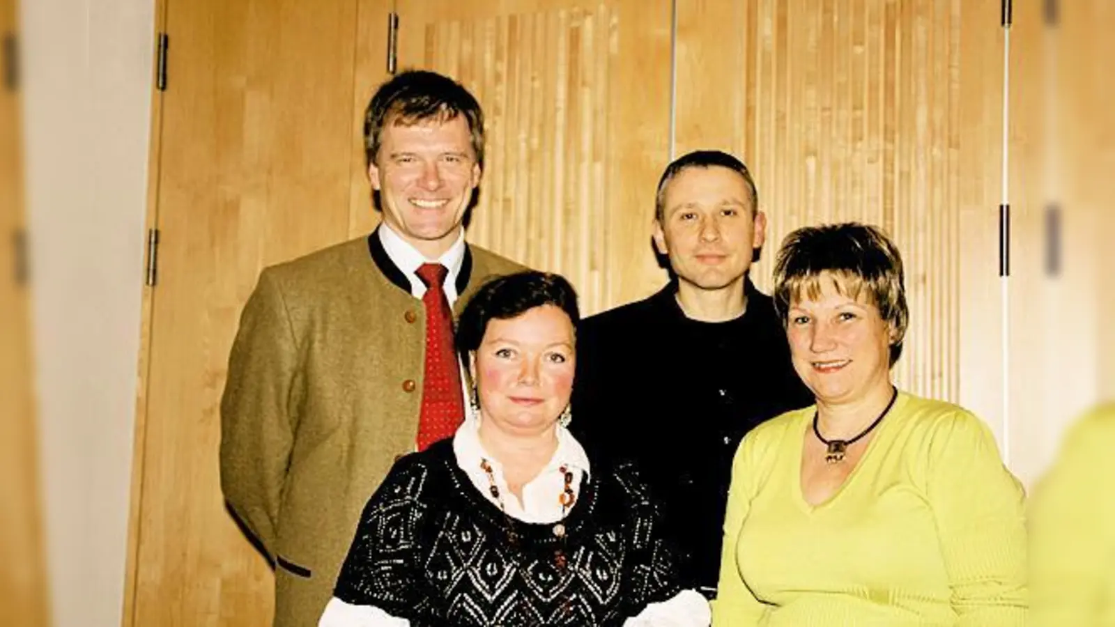 Freuen sich auf den Beginn der neuen Badesaison (v. l.) Bürgermeister Stefan Schelle, Iris König, Jörg Heidloff und Martina Kern.  (Foto: hol)