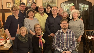 Der Vorstand der Ortsvereins der SPD Neuhausen besteht aus 16 Personen, darunter Vorsitzender Jörn Retterath (3. Reihe links) sowie die stellv. Vorsitzenden Anna Lena Mühlhäuser (2. Reihe links) und Sebastian Stammler (nicht im Bild). (Foto: SPD Neuhausen)