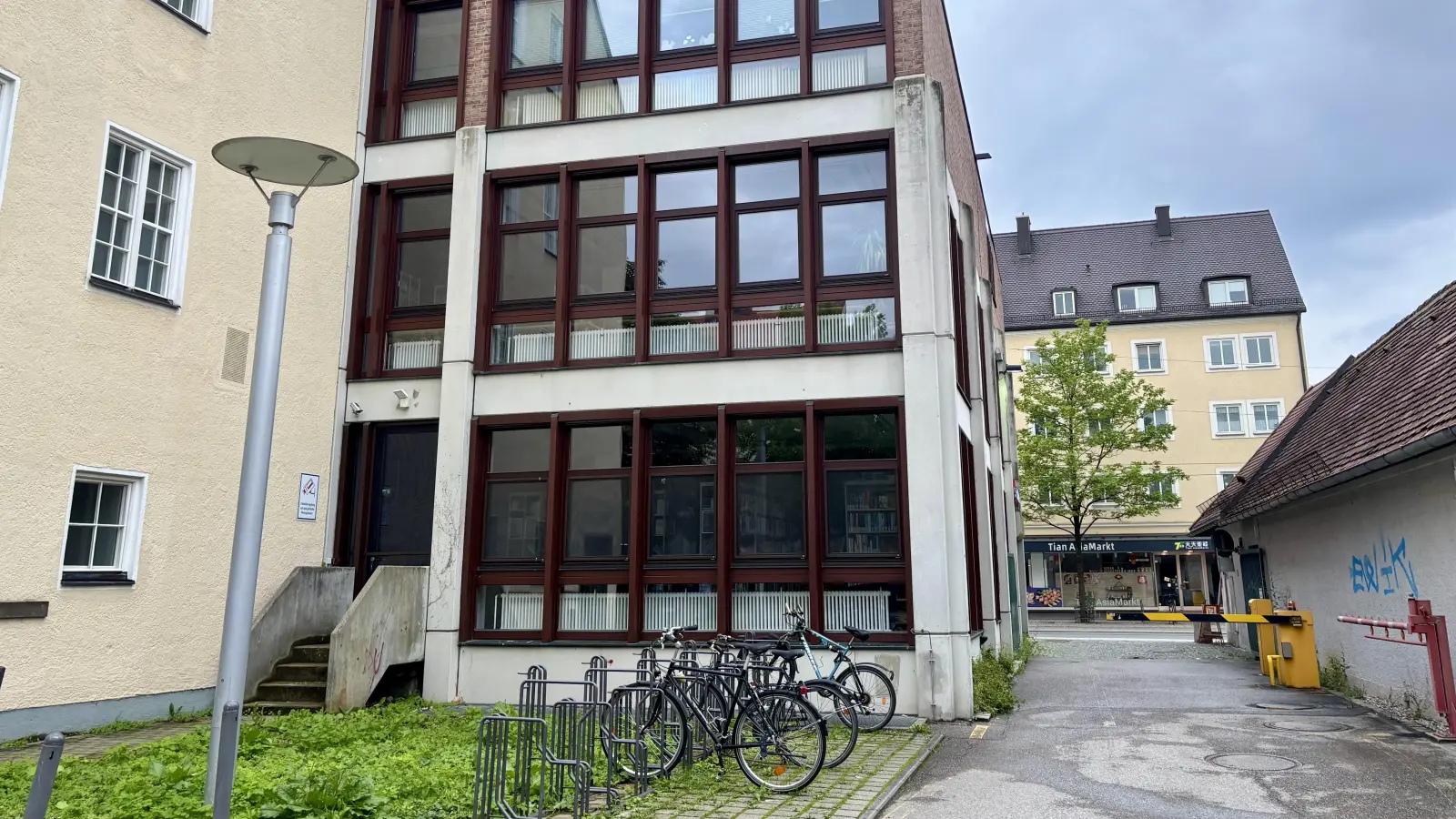 Der Innenhof des Rathauses könnte gut einen Baum vertragen, meinen die Lokalpolitiker vom Bezirksausschuss 21. Um die Kosten entbrannte allerdings eine Diskussion. (Foto: Ulrike Seiffert)