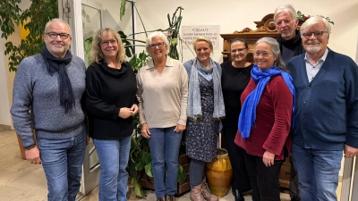 Der neue Vorstand von HandinHand (von links): Schatzmeister Walter Wiedenhofer, Zweite Vorsitzende Tina Henselmann, Erste Vorsitzende Christine Schwarz, daneben im Beisitz Annika Mulki, Elke Kleer, Claudia Lardschneider, Wolfgang Lüers und Uli Justen. (Foto: HandinHand e.V.)