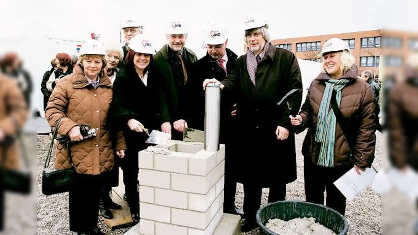 Für Johanna Salzhuber, Kathrin Koop, Max von Hecke, Diana Stachowitz, Kurt Hübel, Alexander Reissl, Jürgen Salzhuber, Dr. Anneliese Durst (v.l.) war die Grundsteinlegung Ehrensache.	 (Foto: VA)