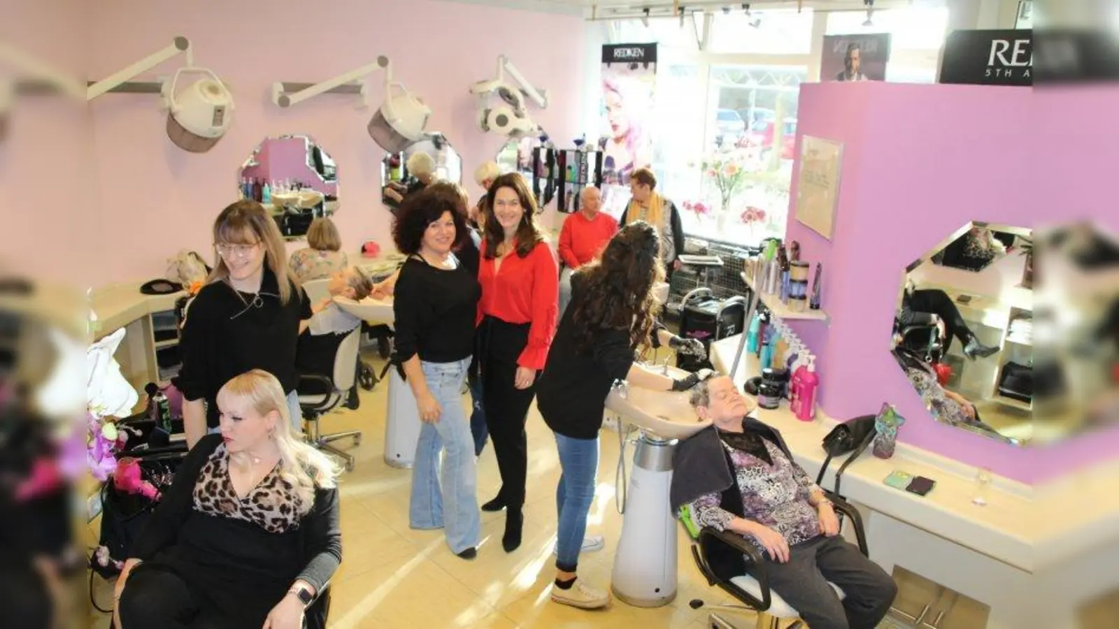 Volles Haus: Heidi Lenk und Natalie Schmid (beide in der Mitte des Bildes) freuten sich, dass die Aktion so gut ankam. (Foto: bb)