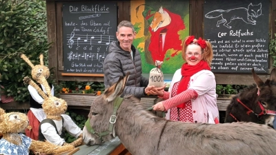 Josef Greckl überreicht KlinikClown „Dr. Würschtl” die Spende der Häschenschule. (Foto: Yvonne Kaspari)