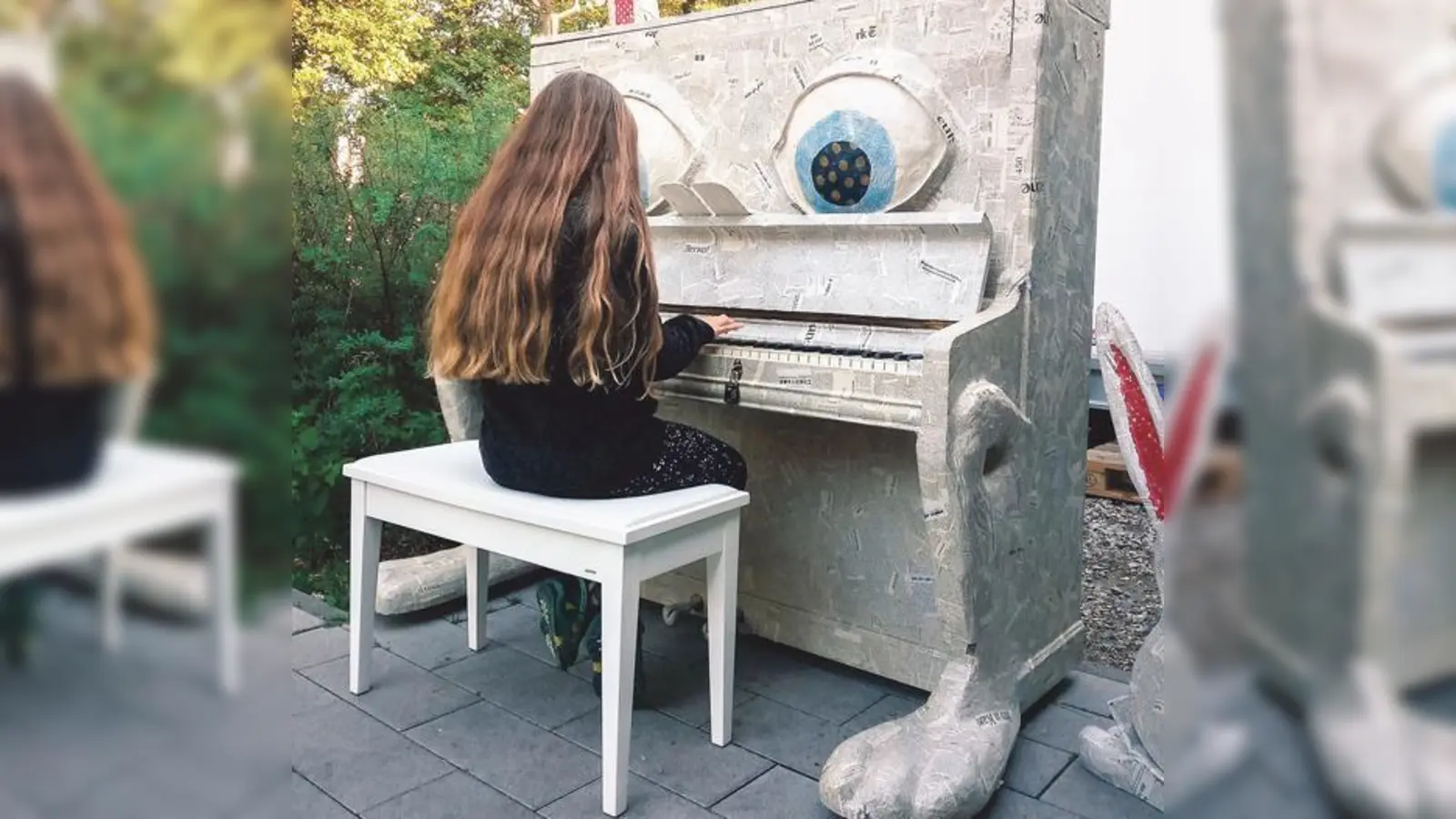 Eines der Piano-Ideen 2017: »Kaninchen-Klavier« von Antonia und Papa Pezi, Schülerin und Grafiker, am Kiosk der Thalkirchner Brücke. 	 (Foto: Peter Mertens, Isarlust e.V.)