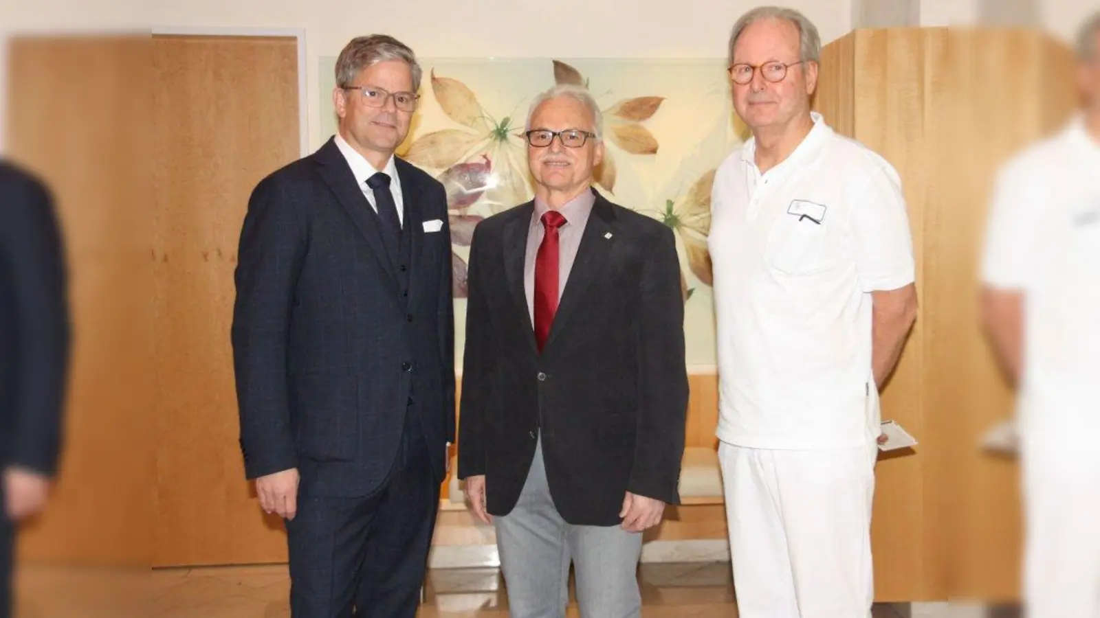 Chefarzt Dr. med. Stephan Czerner (links) mit seinem Vorgänger Dr. med. Karl-Heinz Pöllmann und Ärztlichem Direktor Prof. Dr. Dr. med. Tomas F. Hoffmann (rechts). (Foto: Klinik)