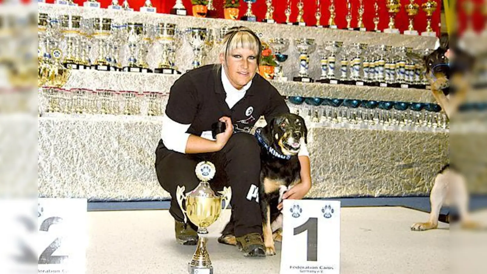 Die stolzen Besitzer präsentieren auf der Hundeschau in Ebersberg ihre Vierbeiner. 	 (Foto: Verein)